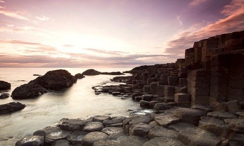  Ghềnh đá cổ Giant's Causeway (con đường của người khổng lồ) là vùng bờ biển nổi tiếng hút khách du lịch khi đến Altrim, Bắc Ireland.