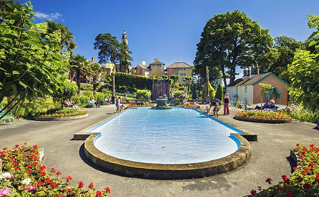 Snowdonia, xứ Wales: Portmeirion là một ngôi làng siêu thực, tuyệt đẹp có niên đại từ năm 1925, nằm ở một thung lũng hiểm trở. Để đến được nơi đây phải đi qua 112 km đường núi khá khúc khuỷu.