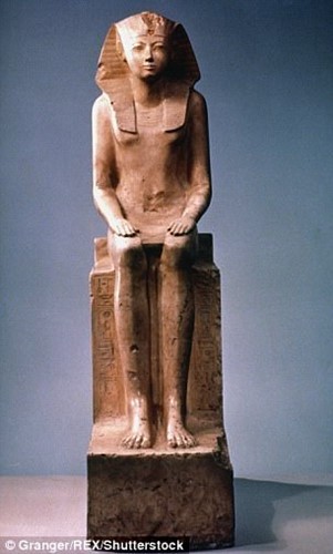 Là con gái lớn của pharaoh Thutmose I và Nữ hoàng Ahmose,  Nữ hoàng Ai Cập Hatshepsut (1508 - 1458 trước Công nguyên) kết hôn với người em cùng cha khác mẹ là Thutmose II sau khi vua cha qua đời.