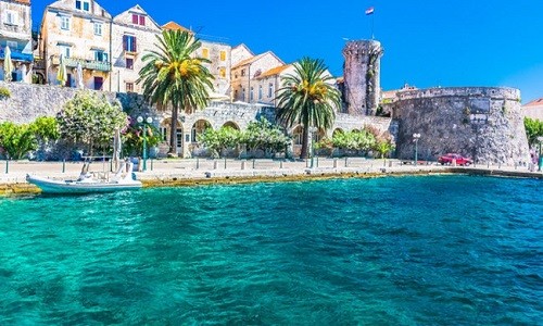 Korcula: Hòn đảo là địa điểm lý tưởng để thưởng thức hương vị rượu vang Croatia và tắm biển.  Thị trấn cũng nổi tiếng với những ngôi nhà cổ, nhà thờ, quảng trường và pháo đài.