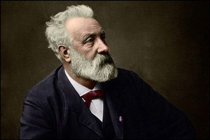 Jules Verne đã đưa ra  tiên đoán tương lai chính xác trong tác phẩm của mình. Năm 1865, Jules Verne cho xuất bản cuốn sách “Từ trái đất lên mặt trăng”. Trong tác phẩm này, tác giả mô tả một cỗ máy kì lạ mà tác giả nhắc tới có thể đưa hành khách lên mặt trăng dạo chơi.