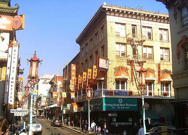  Khu phố Tàu (Chinatown) tại San Francisco, Mỹ là một trong những nơi cư ngụ của cộng đồng người Trung Quốc nổi tiếng nhất thế giới. Nơi đây được mệnh danh là khu phố người Hoa lâu đời nhất ở Bắc Mỹ.