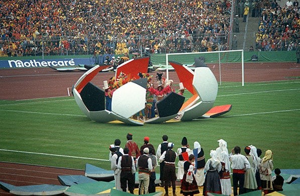 Hình ảnh ấn tượng trong buổi  lễ khai mạc World Cup 1974 được tổ chức tại Tây Đức. Các nghệ sĩ trong trang phục dân tộc có màn biểu diễn độc đáo bước ra từ mô hình trái bóng tròn khổng lồ.