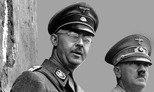 Heinrich Himmler được Quốc trưởng Đức Quốc xã Adolf Hitler từng bước cất nhắc trở thành người đứng đầu SS (cơ quan mật vụ Đức). Do vậy, y trở thành " cánh tay đắc lực" của Hitler trong Thế chiến 2.