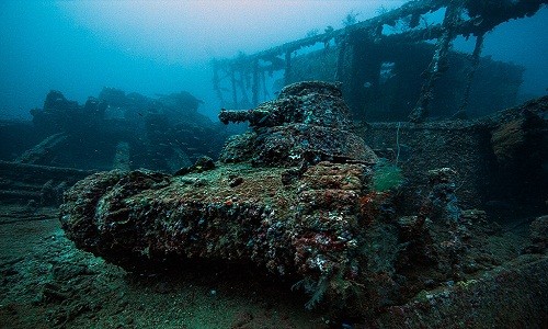 Trong Chiến tranh Thế giới thứ 2,  nghĩa địa tàu chiến lớn nhất thế giới Chuuk Lagoon từng là căn cứ chính của Nhật Bản trên chiến trường Thái Bình Dương.