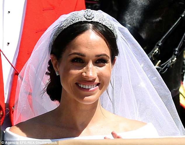  Vương miện kim cương mà cô dâu hoàng gia Meghan Markle đội trong lễ cưới diễn ra vào tháng 5 vừa qua từng thuộc về Hoàng hậu Mary - vợ Vua George V.