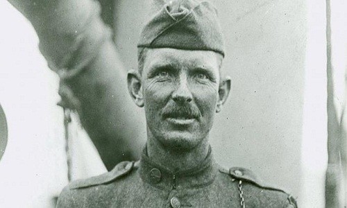 Sinh năm 1887,  người lính huyền thoại Alvin York của Mỹ là người con thứ 3 trong tổng số 11 người con trong gia đình. Do hoàn cảnh gia đình khó khăn nên Alvin York chỉ đến trường 9 tháng rồi nghỉ học để phụ giúp gia đình.