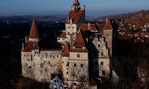 Lâu đài Bran nổi tiếng Romania còn được biết đến với tên gọi " lâu đài Dracula". Tên gọi này xuất phát từ việc lâu đài gắn liền với câu chuyện về hoàng tử Vlad Tepes - người trị vì xứ Wallachia.