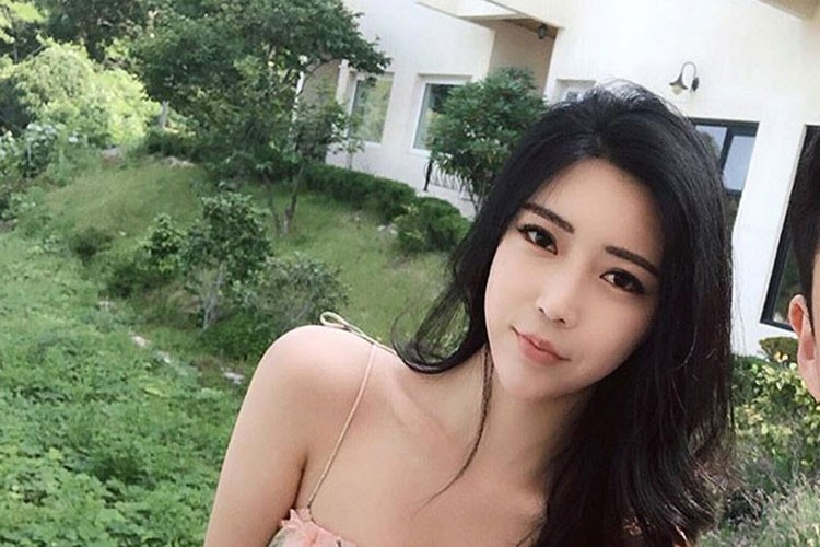 Choi Somi là  hot girl Hàn Quốc được hàng trăm ngàn người theo dõi trên mạng xã hội. Cô nổi lên từ cách đây 2 năm với khuôn mặt khá giống với biểu tượng sắc đẹp làng nhạc xứ kim chi là Yoona.