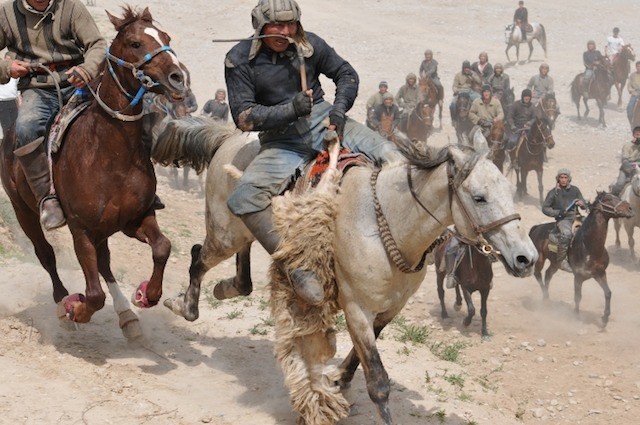 Buzkashi là tên của một trong những  trò chơi đẫm máu nhất lịch sử nhân loại. Trò chơi này được cho là do những người Turkic tạo ra vào khoảng giữa thế kỷ thứ 10 - 15. Về sau, Buzkashi phổ biến ở nhiều nước Trung Á.