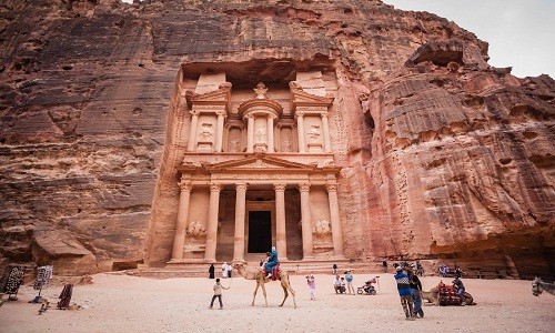  Thành phố cổ Petra ở Jordan là một điểm du lịch nổi tiếng thế giới. Được xât dựng vào khoảng năm 400 trước Công nguyên, Petra từng là thành phố sầm uất trong nhiều thế kỷ.