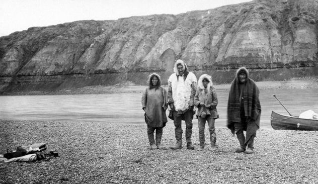 Vào một đêm mùa Đông năm 1930, khoảng 2.000 người Inuit sống tại ngôi làng ven hồ Anjikuni ở hạt Kivalliq, bang Nunavut, Canada đột nhiên  mất tích bí ẩn.