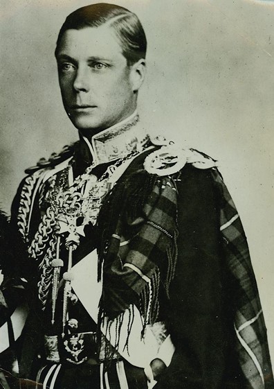 Edward VIII là  ông hoàng nổi tiếng lịch sử khi có quyết định gây chấn động Hoàng gia Anh cũng như dư luận thế giới. Mọi chuyện bắt đầu khi vua Edward VIII gặp người phụ nữ Mỹ có tên Wallis Simpson tại một bữa tiệc vào năm 1931.