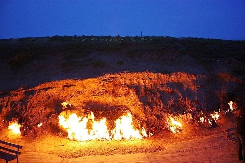 Nằm trên bán đảo Absheron, cách thủ đô Baku của Azerbaijan khoảng 25 km về phía đông bắc, Yanar Dag nổi tiếng thế giới với tên gọi khác là  ngọn núi bốc cháy.