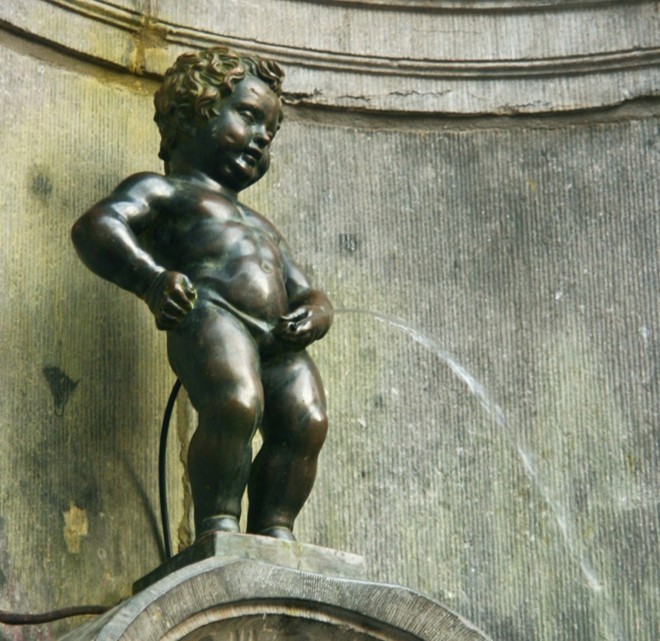 Bức tượng Manneken Pis là một trong những điểm du lịch hút khách ở thành phố Brussels, Bỉ. Đây là  bức tượng cậu bé đi tè làm từ đồng có chiều cao 61 cm.