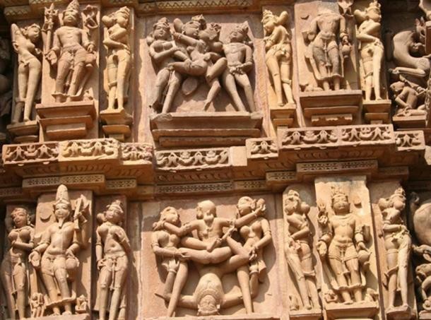 Những  bức tượng hoan lạc tại quần thể 85 ngôi đền tại thị trấn Khajuraho, bang Madhya Pradesh, Ấn Độ khiến nhiều người phải "đỏ mặt" khi nhìn thấy. Theo các chuyên gia, những bức tượng nam nữ giao hoan trong quần thể 85 ngôi đền trên được các triều đại Chandela xây dựng từ giữa năm 950 - 1050. Sau nhiều thế kỷ nằm ẩn sâu trong rừng, đội trưởng Anh TS Burt phát hiện ra những ngôi đền với các bức tượng đặc biệt trên vào năm 1838.