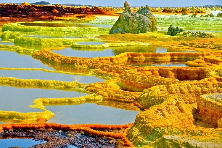 Nằm ở phía bắc vùng lõm Danakil, Ethiopia, " cánh đồng vàng" Dallol thực chất là một vùng thủy nhiệt.