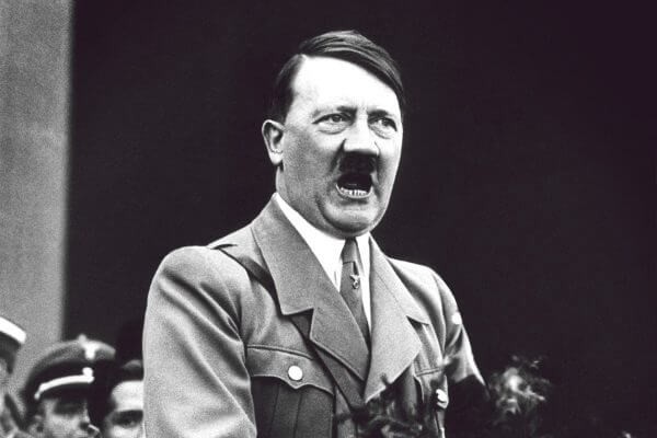  Nhà độc tài Adolf Hitler là Thủ tướng Đức quốc xã từ năm 1933. Kể từ khi lên nắm quyền, Hitler đã thiết lập chế độ độc tài trên cả nước và cấm các đảng đối lập hoạt động cũng như bức hại các đối thủ chính trị.