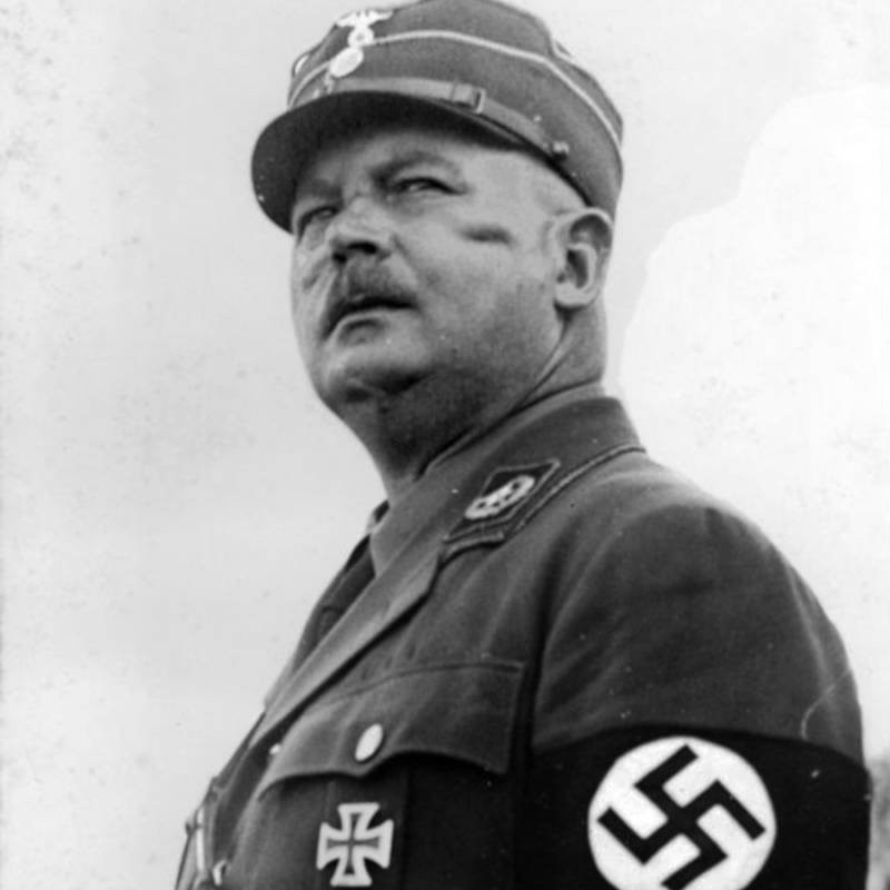 Giống như  trùm phát xít Hitler, Ernst Röhm mang tư tưởng mong muốn Đức trở thành một cường quốc thống trị các nước khác. Sinh năm 1887, Ernst Röhm gia nhập quân đội Đức năm 1906 và bị thương 3 lần trong chiến đấu.