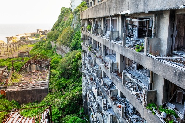 Đảo Hashima ở Nhật Bản là một trong những  địa điểm rùng rợn khiến nhiều người đặt chân đến không khỏi sợ hãi. Nguyên do là vì hòn đảo này lưu giữ quá khứ buồn.