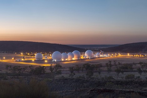 Nằm gần Alice Springs,  căn cứ quân sự Pine Gap được thành lập theo thỏa thuận quốc phòng giữa hai chính phủ Mỹ và Australia vào thập niên 60 của thế kỷ 20.