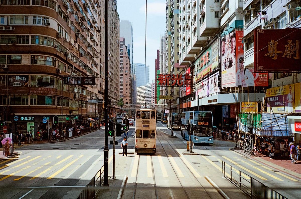  Hong Kong là một trong những trung tâm tài chính lớn nhất thế giới. Nơi đây liên tục được xếp hạng là một trong những thực thể kinh tế cạnh tranh và tự do nhất thế giới.