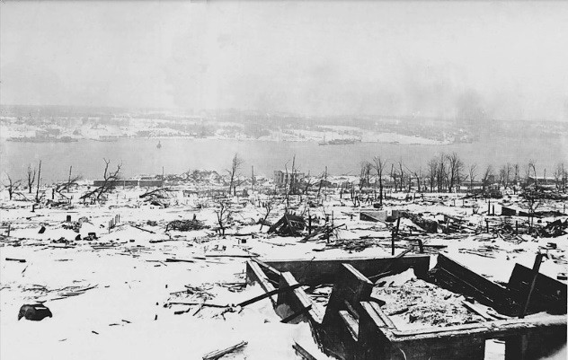 Sáng ngày 6/12/1917, cảng Halifax của Canada chứng kiến một  vụ nổ kinh hoàng giữa hai con tàu. Cụ thể, vào ngày hôm ấy, tàu SS Mont Blanc của Pháp tiến vào con kênh dẫn tới cảng Halifax.