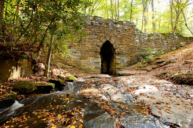 Poinsett là tên  cây cầu ma ám nổi tiếng nước Mỹ nằm ở Greenville, Nam Carolina.