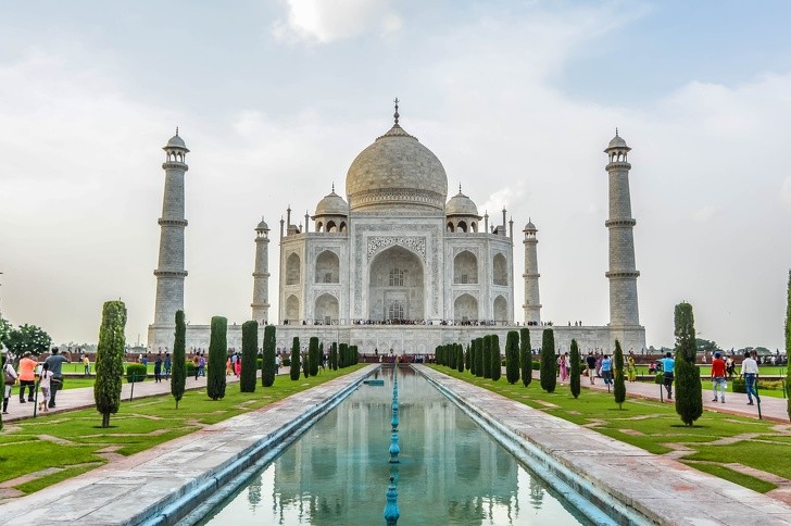  Lăng Taj Mahal ở Ấn Độ được thế giới biết đến là công trình biểu tượng của tình yêu vĩnh cửu. Kiến trúc kỳ vĩ này được Vua Shah Jahan cho người xây dựng để tưởng nhớ người vợ thứ ba - hoàng hậu Mumtaz Mahal.