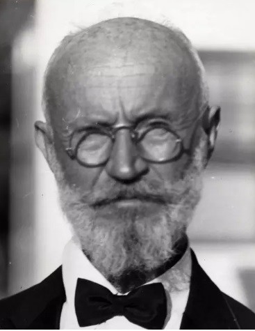 Cho đến nay, câu chuyện về Carl Tanzler  - bác sĩ mắc bệnh "yêu" xác chết vẫn khiến nhiều người bị ám ảnh, thậm chí không tin là điều này lại có thể xảy ra trong cuộc sống thực.