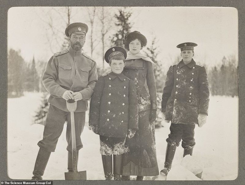 Hình ảnh gia đình  Sa hoàng Nga Nicolas II trong chuyến nghỉ đông tại St Petersburg năm 1915. Những bức ảnh này hé lộ một phần cuộc sống vương giả của gia tộc Romanov trước khi toàn bộ thành viên trong gia đình bị hành quyết năm 1918.