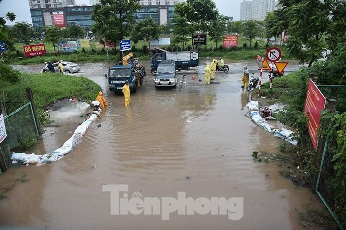 Do ảnh hưởng hoàn lưu  bão số 3, trưa và chiều 3/8, khu vực Hà Nội có mưa to đến rất to. Theo ghi nhận của PV, một số khu vực phía Tây và Tây Bắc Thủ đô như nút giao Thiên Đường Bảo Sơn-Lê Trọng Tấn với Đại lộ Thăng Long xảy ra tình trạng ngập úng nghiêm trọng, có nơi ngập sâu từ 0,5-1m.