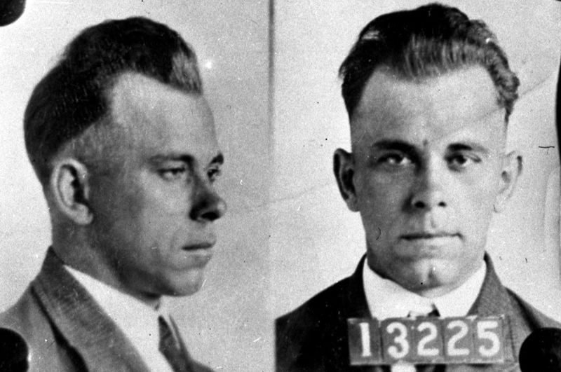 Theo thông tin từ FBI,  tên cướp ngân hàng khét tiếng nhất lịch sử Mỹ John Dillinger được dư luận và giới chức trách chú ý khi gây ra một loạt vụ cướp nhà băng táo tợn trong thời gian từ năm 1933 - 1934.