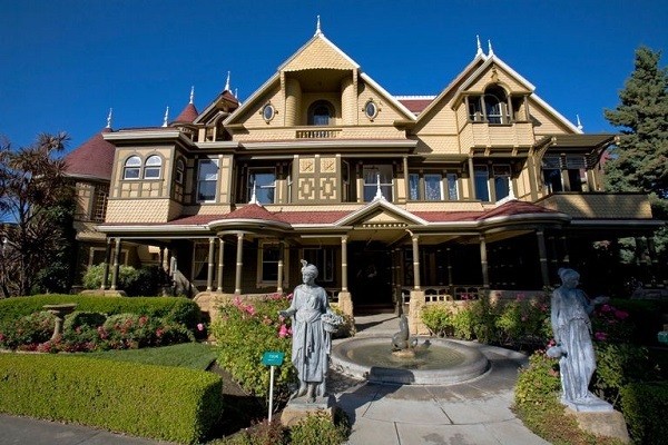 Winchester Mystery được biết đến là  ngôi nhà "ma ám". Căn biệt thự nằm ở San Jose, California, Mỹ do góa phụ Sarah Winchester thiết kế và xây dựng.