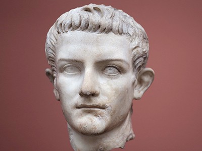  Bạo chúa La Mã Gaius Caligula được người đời nhớ đến là ông hoàng hung bạo, điên khùng và có lối sống đồi trụy, thác loạn. Dưới thời của Caligula, dân chúng La Mã căm hận sự cai trị độc tài của y.