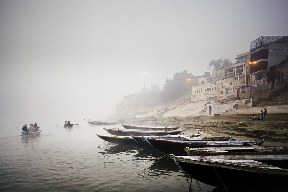 Đối với người Hindu ở Ấn Độ,  dòng  sông Hằng tại thành phố Varanasi có vai trò quan trọng đời sống tinh thần.