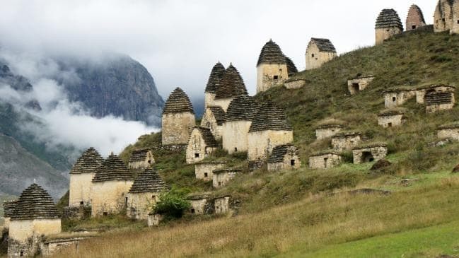 Ẩn mình trong dãy núi Caucasus của Nga là  ngôi làng Dargavs bí ẩn và đáng sợ khi người dân địa phương tin rằng bất cứ ai vào bên trong đều không bao giờ thấy trở ra.