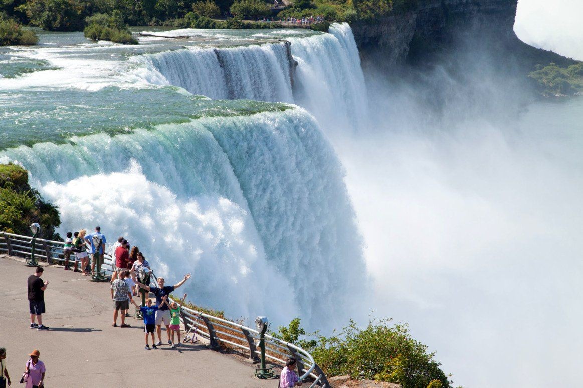 Thác Niagara nằm giữa biên giới Mỹ và Canada và một  địa địa điểm du lịch nổi tiếng thế giới thu hút hàng triệu du khách tới chiêm ngưỡng cảnh quan ngoạn mục của thiên nhiên kỳ vĩ.