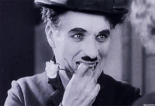 Sinh ở London, Anh năm 1889, " Vua hề Sác lô" Charlie Chaplin nổi tiếng thế giới với nhiều vai diễn ấn tượng trọng lĩnh vực điện ảnh.