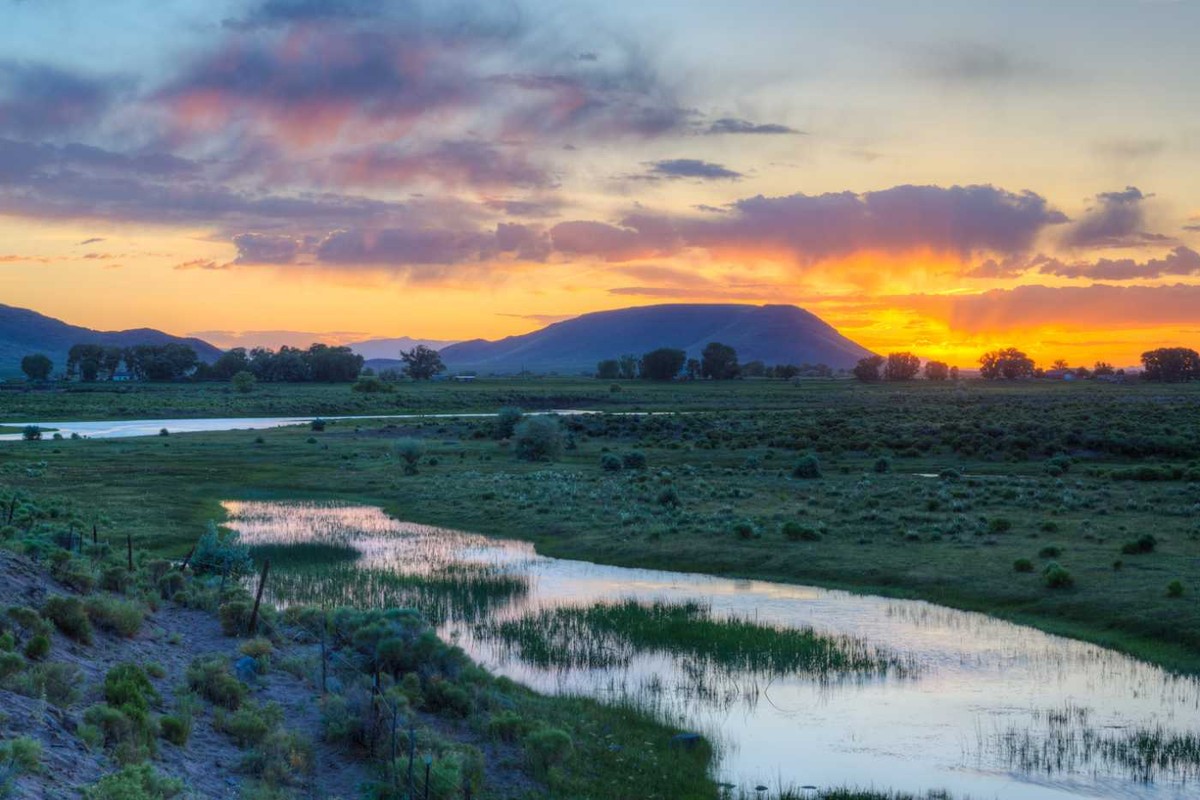 Thung lũng San Luis ở Colorado, Mỹ là một trong những nơi được báo cáo  UFO xuất hiện nhiều. Theo một thống kê, trong 16 năm, ít nhất 50 vật thể bay không xác định xuất hiện tại thung lũng này.