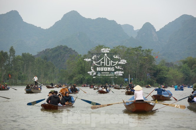  Chùa Hương nổi tiếng Việt Nam là điểm đến được nhiều người đặt chân đến mỗi độ Tết đến, Xuân về. Ngôi chùa này nằm ở xã Hương Sơn, huyện Mỹ Đức, thành phố Hà Nội.