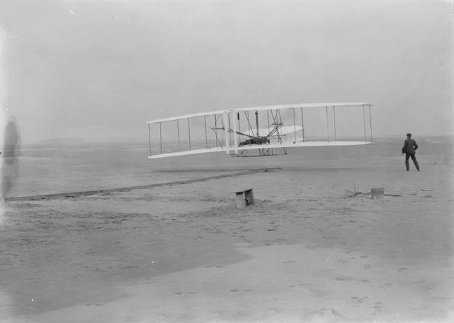 Chuyến bay đầu tiên trong lịch sử loài người chụp ngày 17/12/1903. Khi ấy, Orville Wright trở thành phi công đầu tiên trên thế giới khi thực hiện chuyến bay lịch sử kéo dài 12 giây, vượt 91,44m. Đây là một trong những  sự kiện đầu tiên trong lịch sử được nhiều người biết đến nhất.