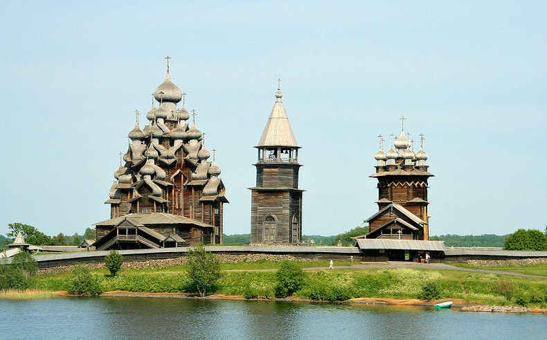 Nhà thờ Kizhi Pogost nằm trên đảo Kizhi, một hòn đảo ở trong lòng hồ Onega thuộc Medvezhyegorsky, Cộng hòa Karelia, Nga được dư luận thế giới biết đến là  nhà thờ gỗ cao nhất thế giới.