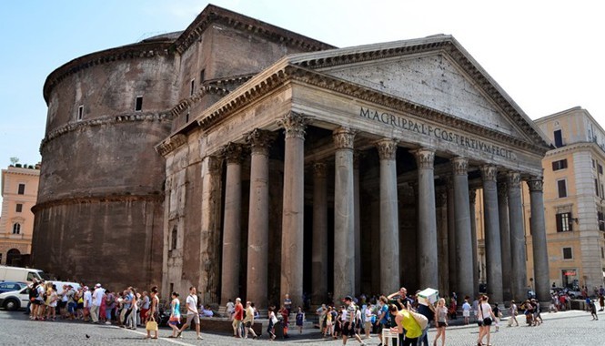 Đền Pantheon ở Rome, Italy là một trong những  danh thắng lịch sử nổi tiếng châu Âu. Công trình này được đánh giá là kỳ quan kiến trúc của người La Mã cổ đại.