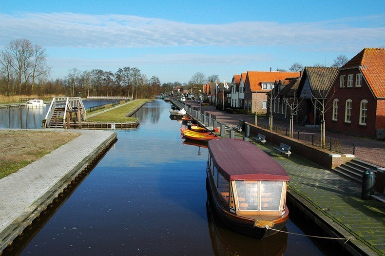 Giethoorn thuộc tỉnh Overijssel, Hà Lan được đánh giá là  ngôi làng đặc biệt khi không có con đường nào.