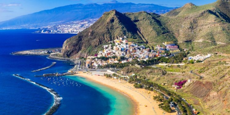 Hòn đảo Tenerife ở Tây Ban Nha được biết đến là một trong những nơi thu hút sự tò mò của công chúng khi xuất hiện những tin đồn ly kỳ, khó lý giải, trong đó có việc  con người "xuyên không".