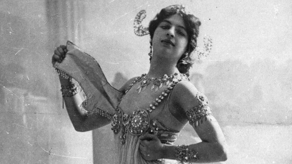  Nữ điệp viên có ngoại hình "bốc lửa" Mata Hari (tên thật là Margaretha Zelle) sinh năm 1876 tại Hà Lan. Ngay từ khi còn nhỏ, bà đã có ngoại hình nổi bật và thông minh.