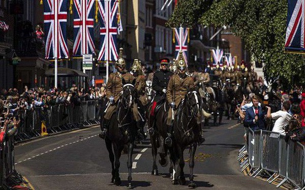 Là một trong những trung đoàn nổi tiếng của Quân đội Anh, trung đoàn Household Cavalry tham gia nhiều sự kiện quan trọng mang tính biểu tượng của nước Anh.  Lực lượng kỵ binh này gây ấn tượng với công chúng bởi tác phong và hình ảnh cưỡi ngựa ấn tượng.