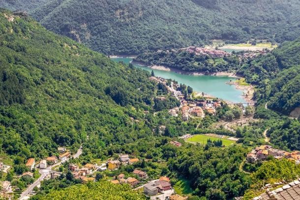  Ngôi làng cổ Fabbriche di Careggine (tên tiếng Anh là Factories), nằm ở tỉnh Lucca, vùng Tuscany, Italy, được xây dựng từ thế kỷ 13.