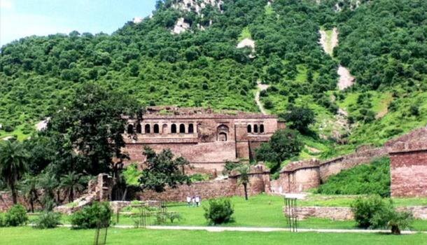 Nằm ở Ấn Độ, pháo đài Bhangarh trở thành địa điểm của những điều kỳ bí khó lý giải. Theo người dân địa phương,  pháo đài bị pháp sư "nguyền rủa" nên bị bỏ hoang hoàn toàn vào năm 1783.